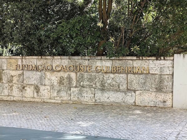 Property grounds - Spacious 1BR near Gulbenkian & Sete Rios (Lisboa)