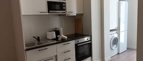 KĂŒhlschrank, Mikrowelle, Ofen, Herdplatte