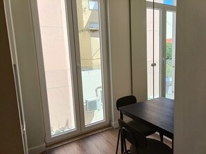 Dining - Gulbenkian Studio – Couples & Remote Work, AC (Lisboa)