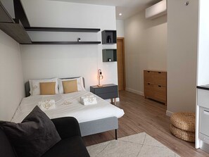 Desk, iron/ironing board, travel crib, WiFi - Gulbenkian Studio – Couples & Remote Work, AC (Lisboa)