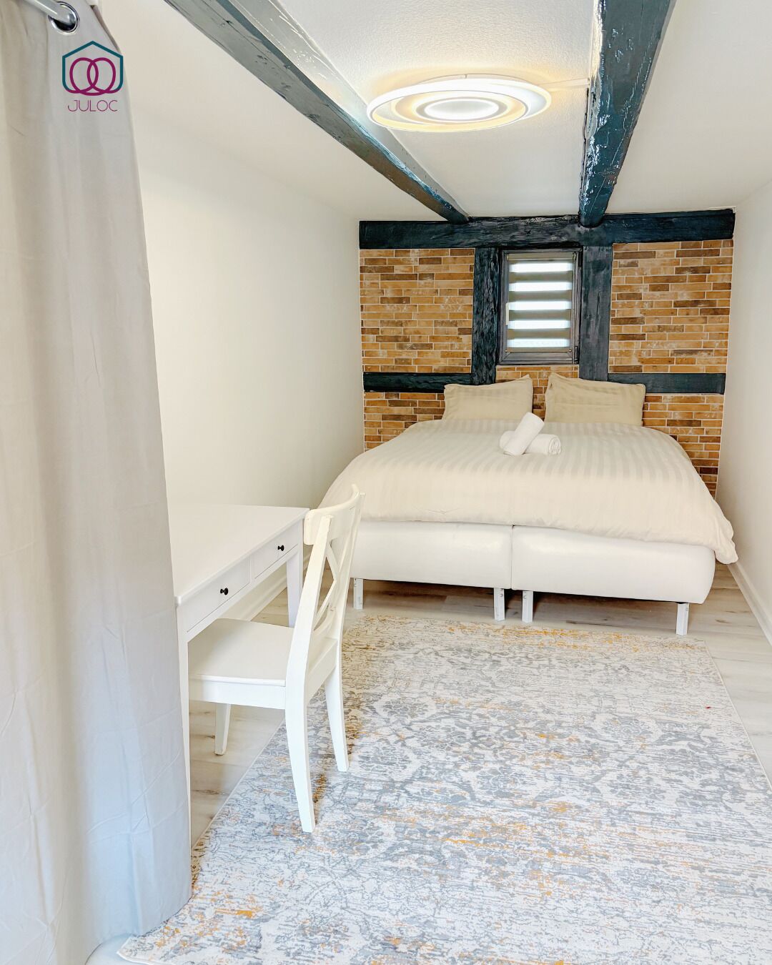 Een bureau, gratis wifi, beddengoed