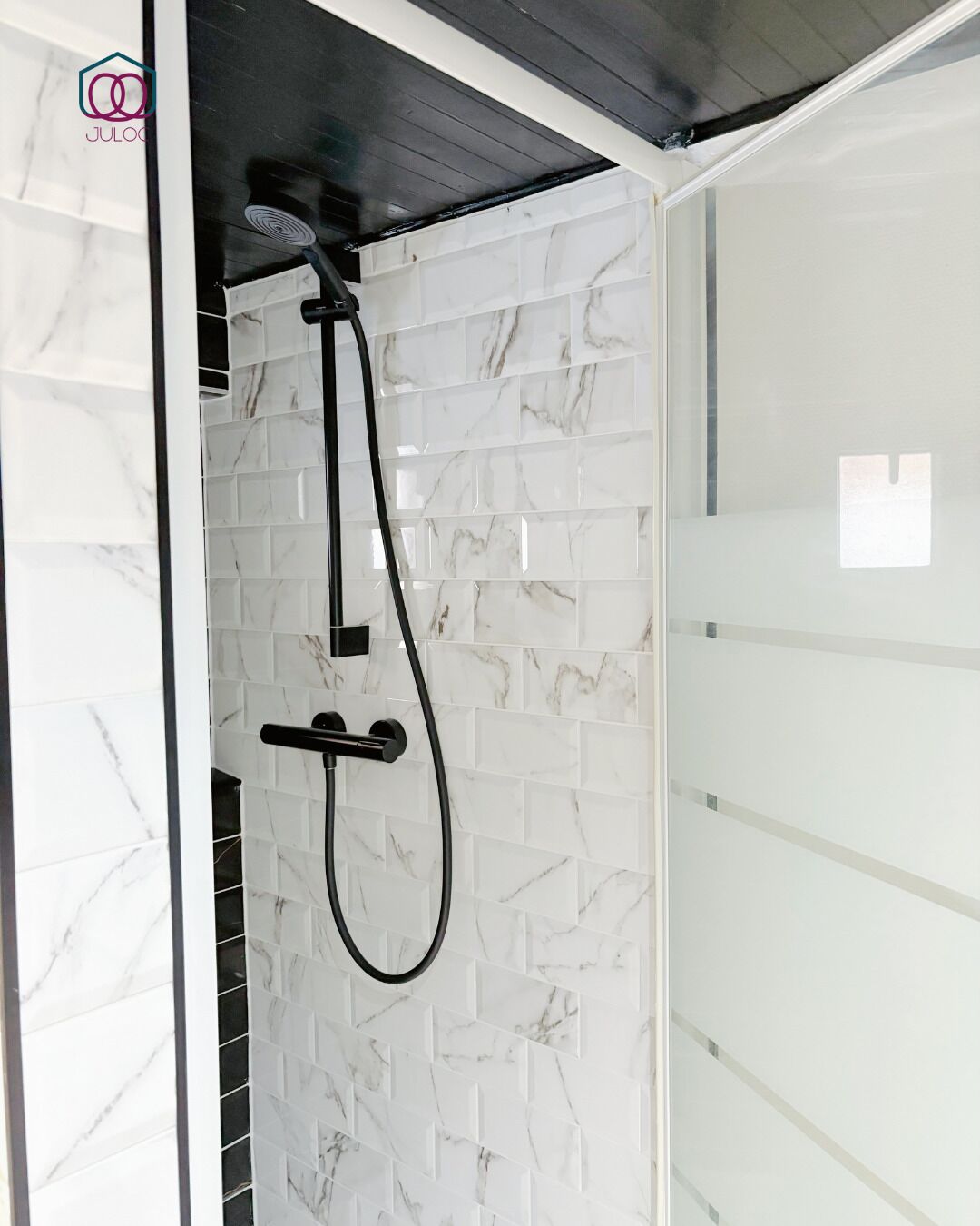 Een douche, een haardroger, handdoeken, zeep