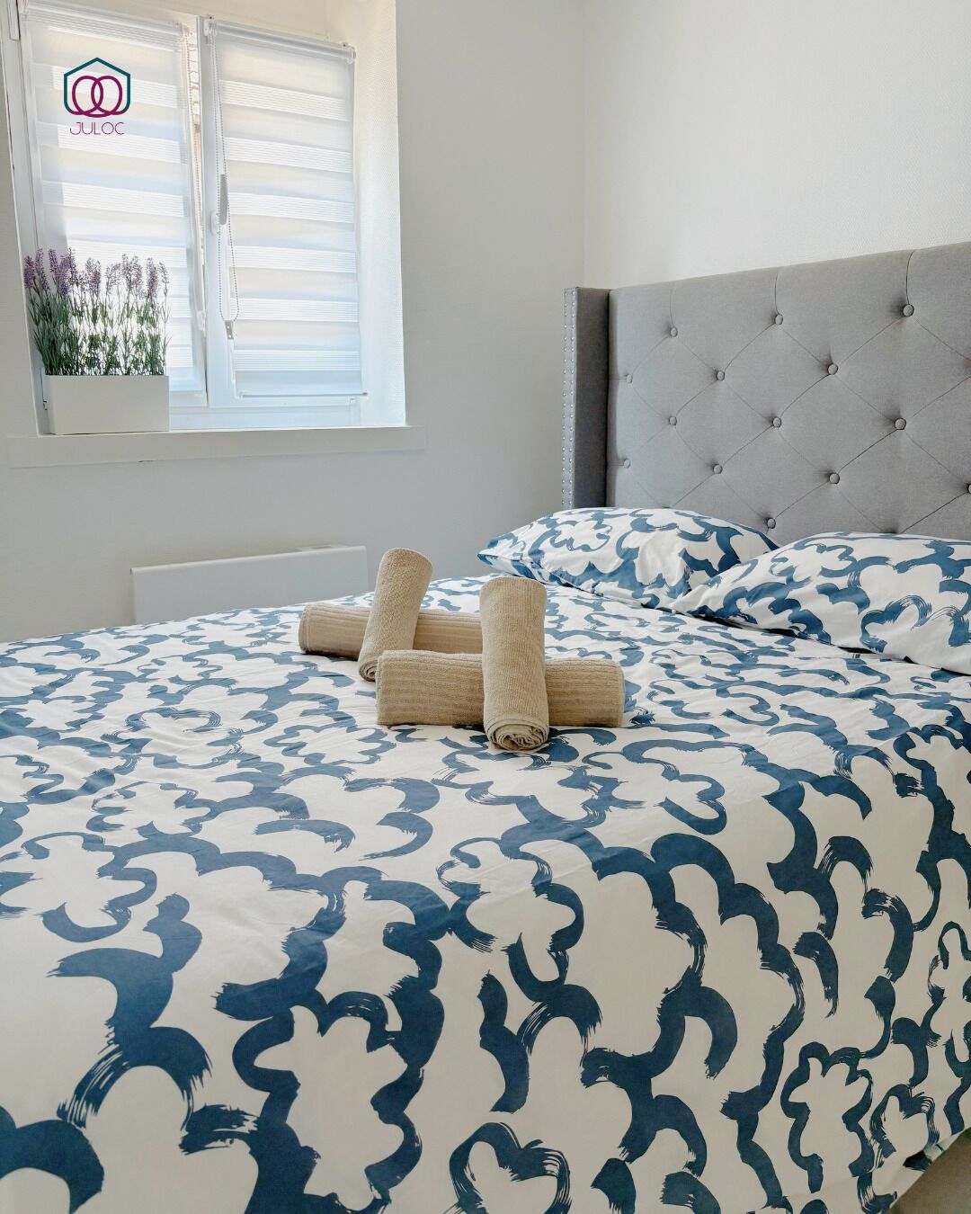 Een bureau, gratis wifi, beddengoed