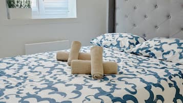 Een bureau, gratis wifi, beddengoed