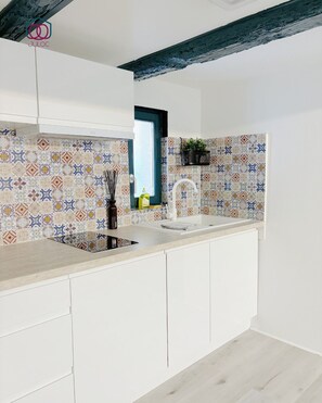 Kylskåp, mikrovågsugn, spishäll och vattenkokare