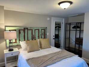 Een bureau, een strijkplank/strijkijzer, gratis wifi, beddengoed