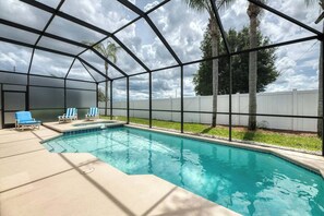 Outdoor pool - Disney Dream Villa: 10 Minutes From Disney! Themed 5 Bedroom Home in Kissimmee (Kissimmee)