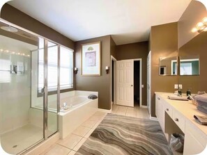 Shower, hair dryer, towels, soap - Disney Dream Villa: 10 Minutes From Disney! Themed 5 Bedroom Home in Kissimmee (Kissimmee)