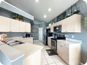 Fridge, microwave, oven, stovetop - Disney Dream Villa: 10 Minutes From Disney! Themed 5 Bedroom Home in Kissimmee (Kissimmee)
