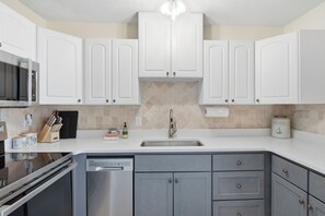 Fridge, microwave, oven, stovetop - A Bit of Hope Island Townhouse, Close to Beach and Community Pool (Saint Simons Island)