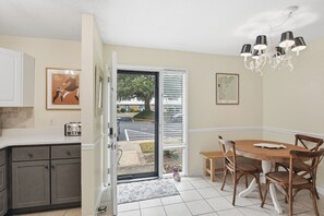 Dining - A Bit of Hope Island Townhouse, Close to Beach and Community Pool (Saint Simons Island)