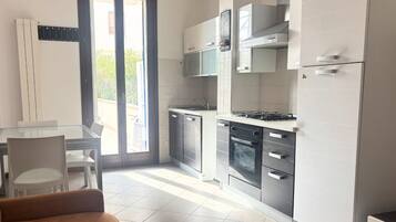 Fridge, dishwasher