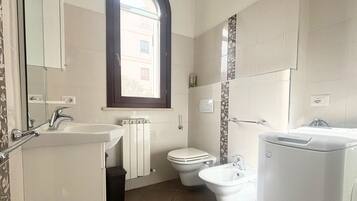 Doccia, bidet, asciugamani