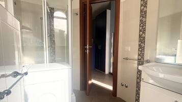 Doccia, bidet, asciugamani