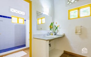Dusche, Handtücher, Seife, Toilettenpapier