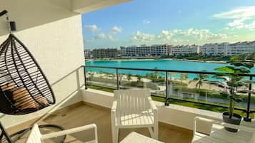 Condo, balcón, vista a la laguna | Áreas de la propiedad