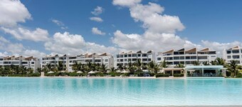 Tropical Escape! Breezy Lagoon + Pool Views