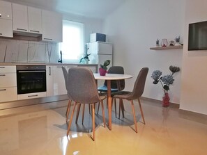 Kühlschrank, Mikrowelle, Ofen, Herdplatte