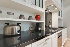 Fridge, microwave, oven, stovetop - Beautiful Apartment in the Heart of Oltrarno (Firenze)