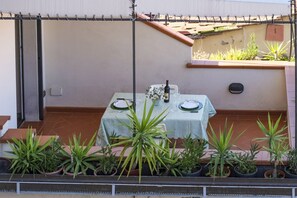 Outdoor dining - A lovely terrace in Santo Spirito with elevator (firenze)