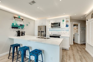 Fridge, microwave, oven, stovetop - NEW | Beachfront | Heated Pools | Hot Tub| Balcony|Ocean Views | Patio | Grills | Cabanas | Pets OK (Galveston)