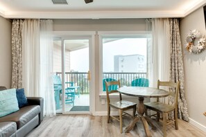 TV - NEW | Beachfront | Heated Pools | Hot Tub| Balcony|Ocean Views | Patio | Grills | Cabanas | Pets OK (Galveston)