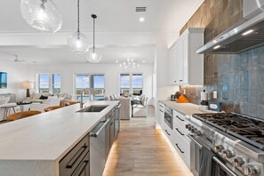 Fridge, microwave, oven, stovetop - Shuck Yeah!: 4th of July weeks now available as a Friday or Saturday check-in! (Mexico Beach)