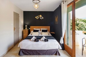 5 bedrooms, WiFi, bed sheets - Villa “Mare E Monti” with Sea View, Private Terraces, and Wi-Fi (Vico)