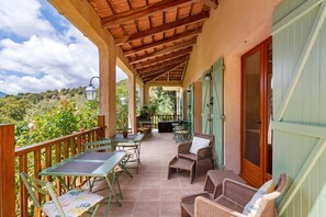 Outdoor dining - Villa “Mare E Monti” with Sea View, Private Terraces, and Wi-Fi (Vico)