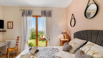 5 bedrooms, WiFi, bed sheets