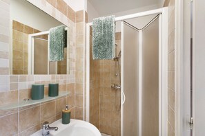 Shower, hair dryer, towels - Villa “Mare E Monti” with Sea View, Private Terraces, and Wi-Fi (Vico)