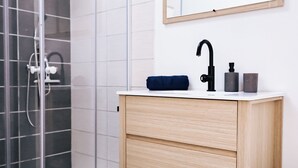 Dusj, hårføner, håndklær og såpe