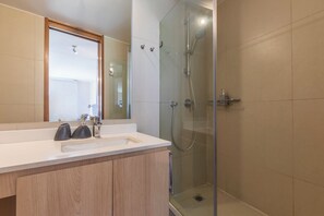 Bathroom - Peaceful 1-bedroom apartment in charming Las Condes neighborhood (Las Condes)