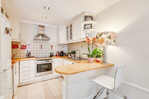 Fridge, microwave, oven, stovetop - Cozy City Two Double Bedroom Apartment in Chelsea (London)