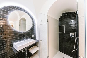 Shower, hair dryer, bidet, towels - Charming Central Amalfi Apartament (Villa Angelina) (Amalfi)