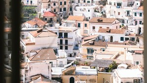 Una zona urbana densa amb edificis molt propers, alguns amb balcons i terrasses visibles.