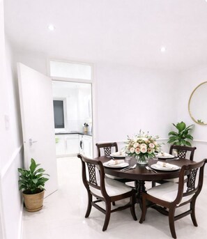 Dining - Stylist 7sleeps contractor groups friendly1bedroom flat Canada Water free WiFi (London)
