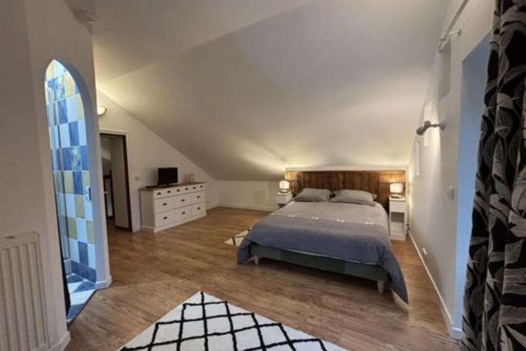 3 bedrooms, iron/ironing board, internet, bed sheets