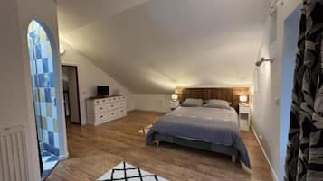 3 bedrooms, iron/ironing board, internet, bed sheets