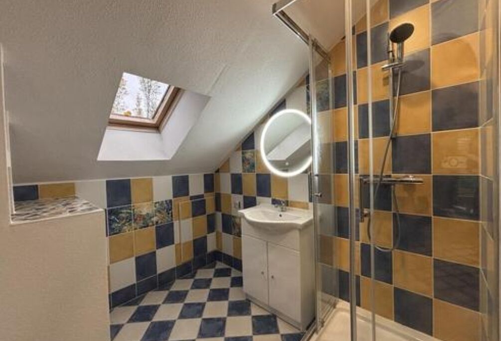 Haartrockner, Handtücher, Seife, Toilettenpapier