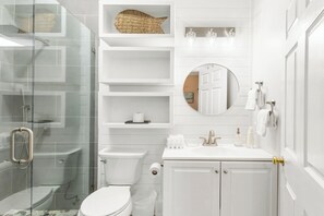 Shower, hair dryer, towels - Welcome to your perfect 30A getaway! (Inlet)