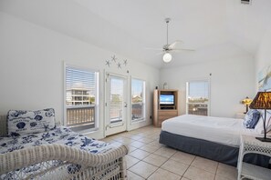 2 bedrooms, iron/ironing board, travel cot, free WiFi - Take It Sea Z | Dog-Friendly | Short Walk to Beach | Private Deck (Gulf Shores)