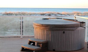Outdoor spa tub - LUXURY 8 BDRM OCEANFRONT HOUSE W/POOL, JACUZZI & HOT TUB FACING THE OCEAN! (Westhampton Beach)