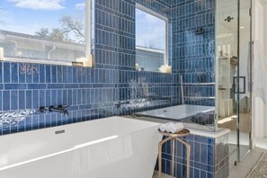 Hair dryer, towels, shampoo, toilet paper - South Austin Pool & Sauna 4BR w/Firepit & Playroom (Austin)