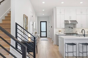 Fridge, microwave, oven, stovetop - South Austin Pool & Sauna 4BR w/Firepit & Playroom (Austin)