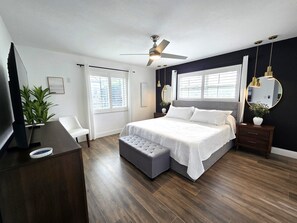 3 bedrooms, iron/ironing board, free WiFi, bed sheets - Beautiful 3BR Canal Pool Home - near beach, golf - with kayaks, bikes (Bonita Springs)