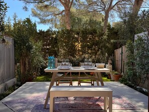 Outdoor dining - New 250m Beach Apt with Pool & Terrace (Saint-Raphaël)