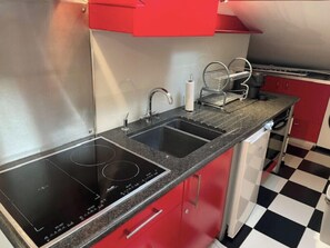Fridge, microwave, oven, coffee/tea maker - Atypical studio in the heart of  Cannes (Cannes)