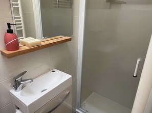Shower, towels - Atypical studio in the heart of  Cannes (Cannes)