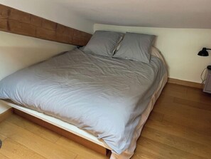 1 habitación, tabla de planchar con plancha, wifi y ropa de cama 